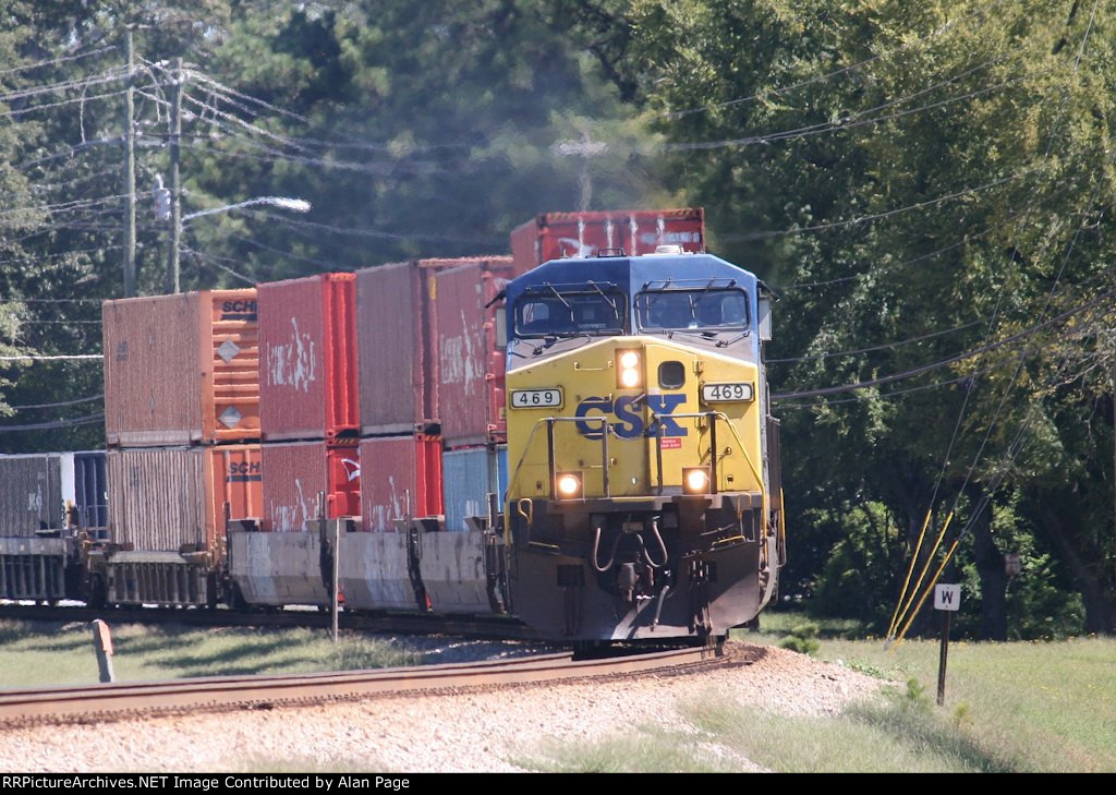 CSX 469 rounds the curve